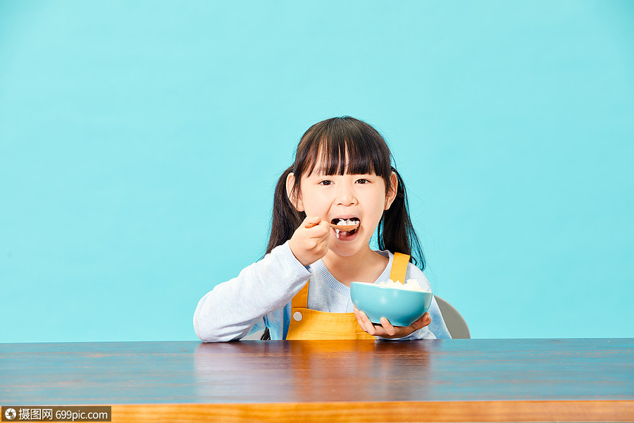 小女孩大口吃米饭