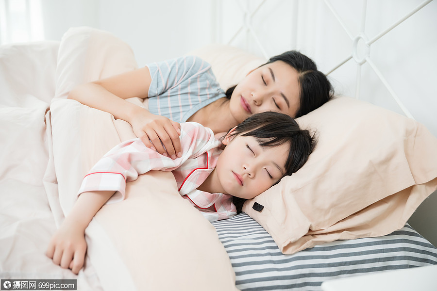 母女睡觉活泼模特图片