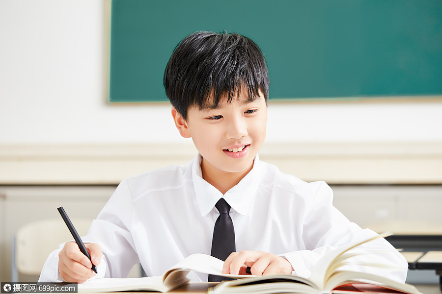 小学生在教室写作业