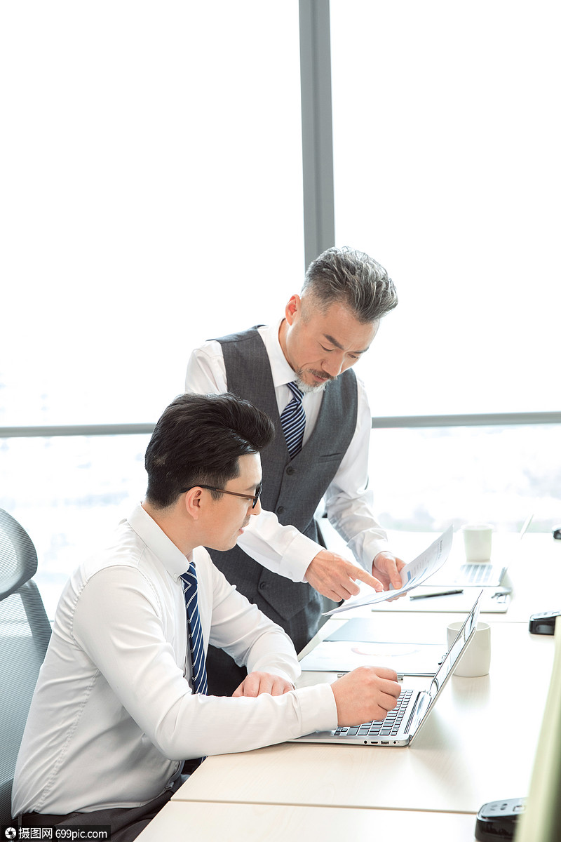 商务人士和老板沟通