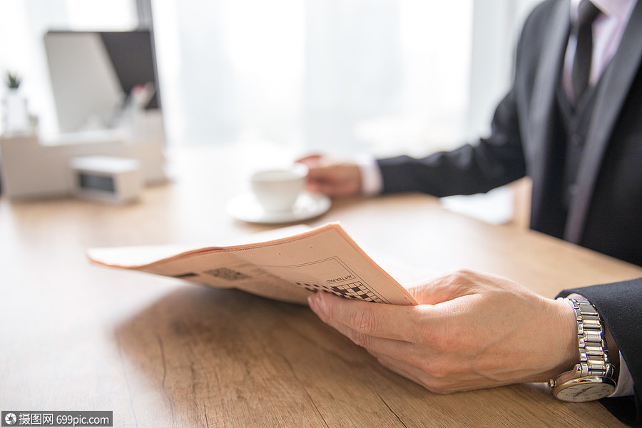 商务男士喝茶看报