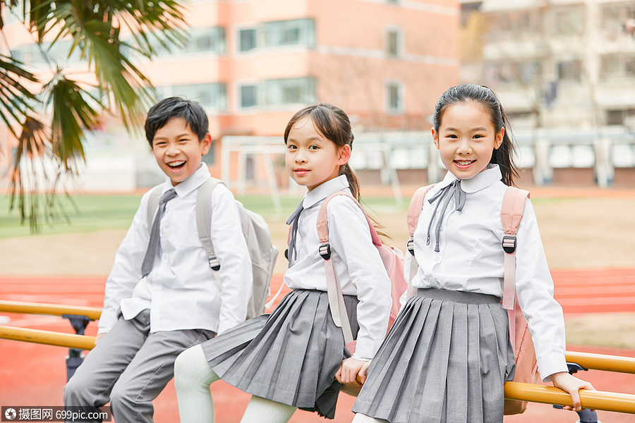 照片 职业形象 小学生操场活动.jpg