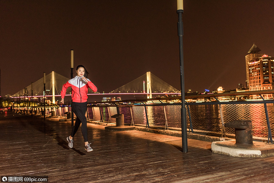 美女夜跑