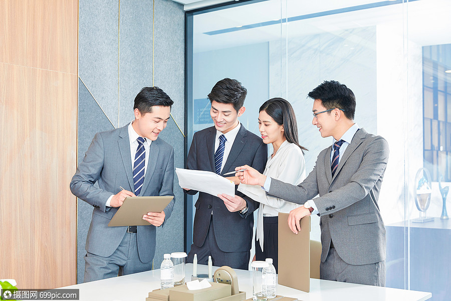 商务团队在办公室讨论工作