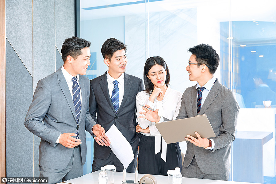商务团队在会议室讨论工作白领公司文化