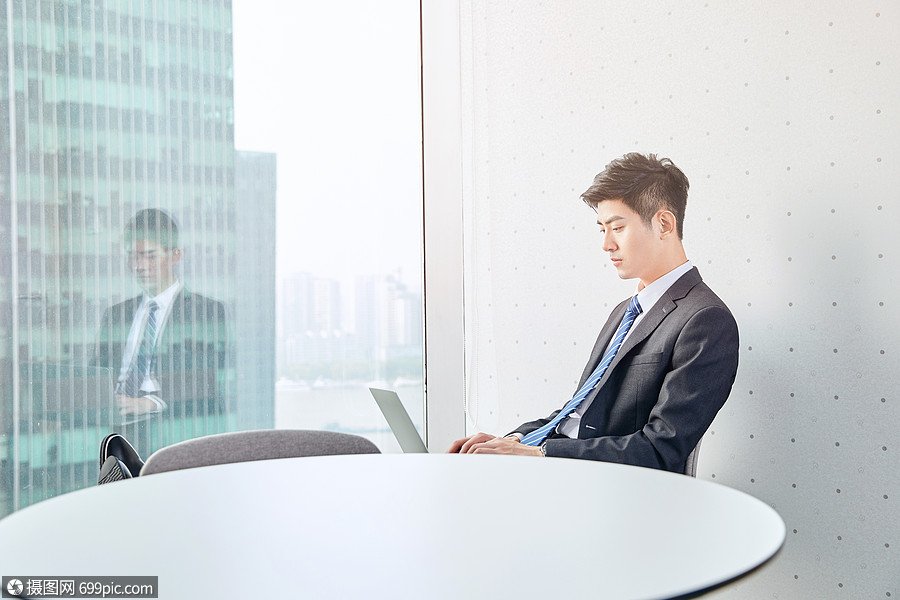 商务男士职员工作图片