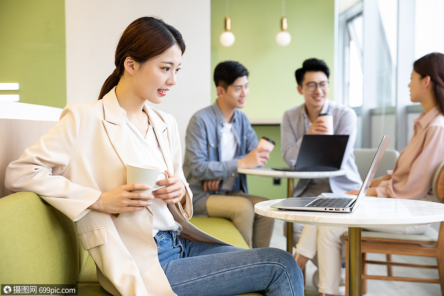 女性白领休闲办公业务团队