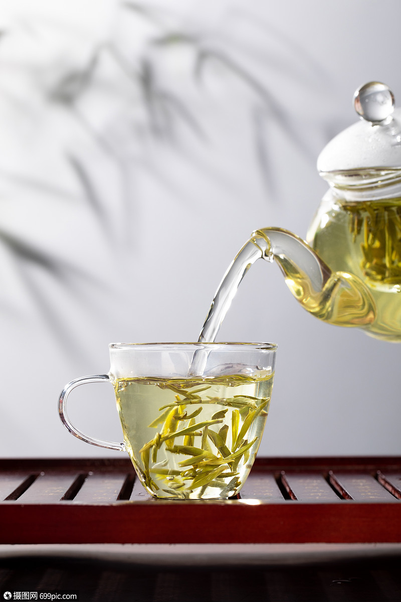 倒茶特写玻璃茶具茶杯
