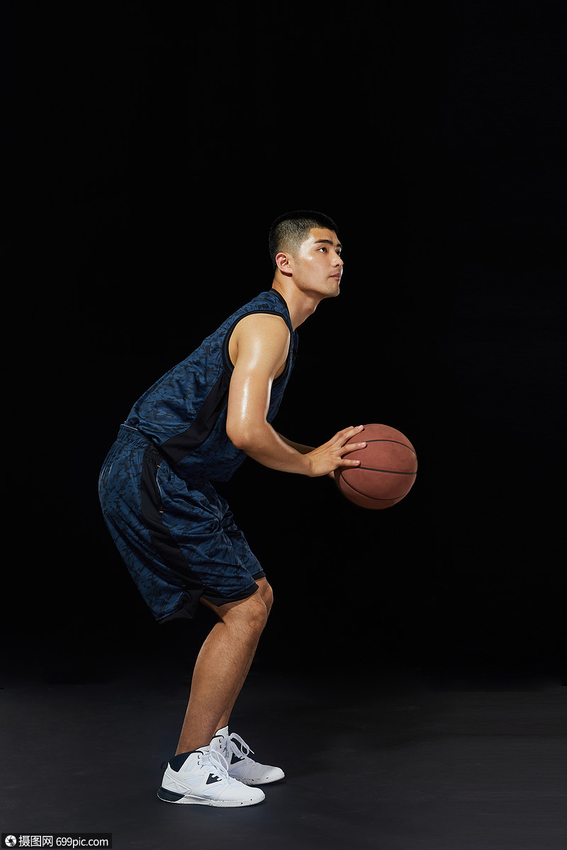 篮球运动员投篮动作