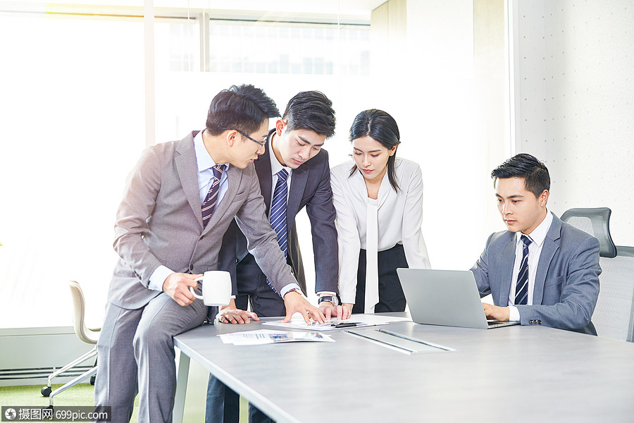 商务团队在办公室讨论工作