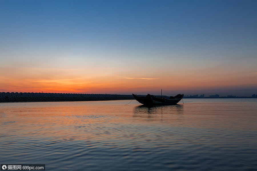厦门海边日出小船