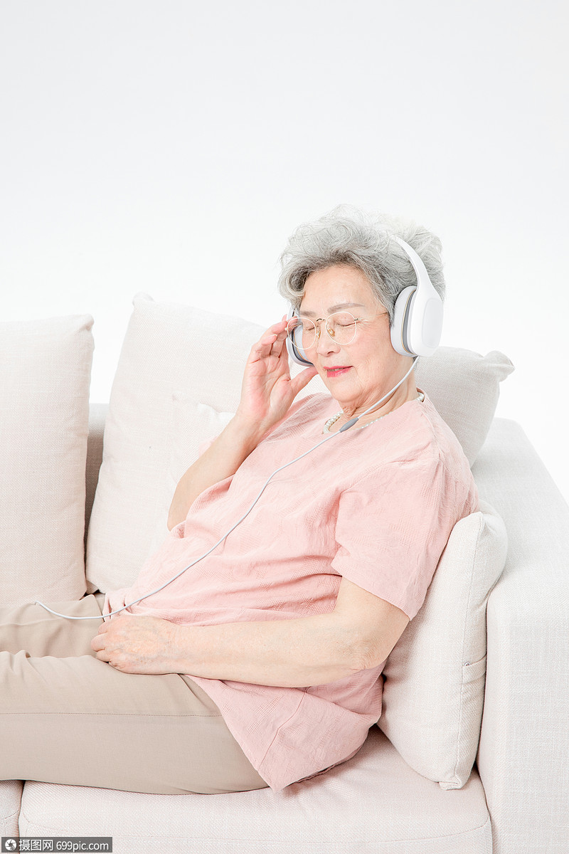老人听音乐