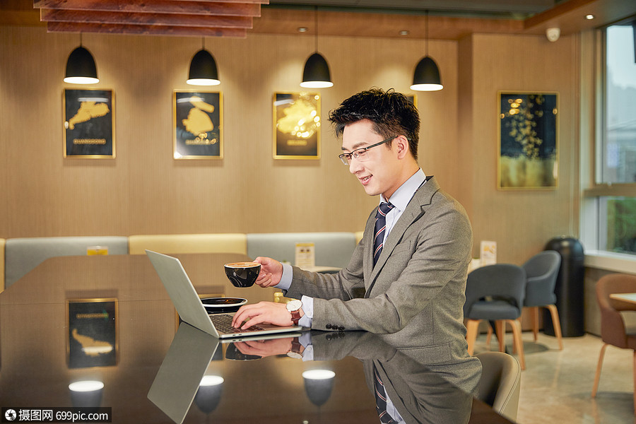 商务男士咖啡厅办公商业模特