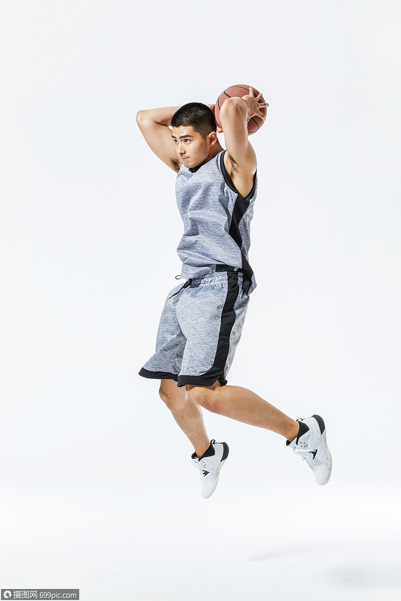 篮球运动员扣篮动作