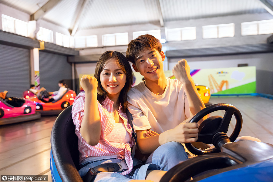 情侣游乐园开碰碰车活力帅哥