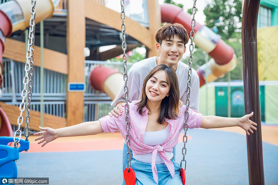 情侣游乐园玩秋千青年青春