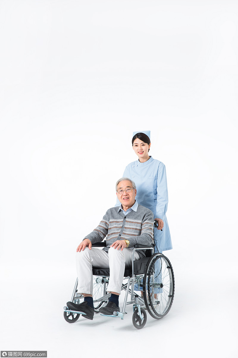 医疗人员陪伴老人老年人陪护