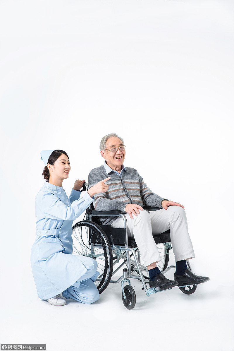 医疗人员陪伴老人陪护模特
