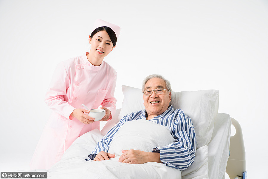 护士照顾老年人喂饭