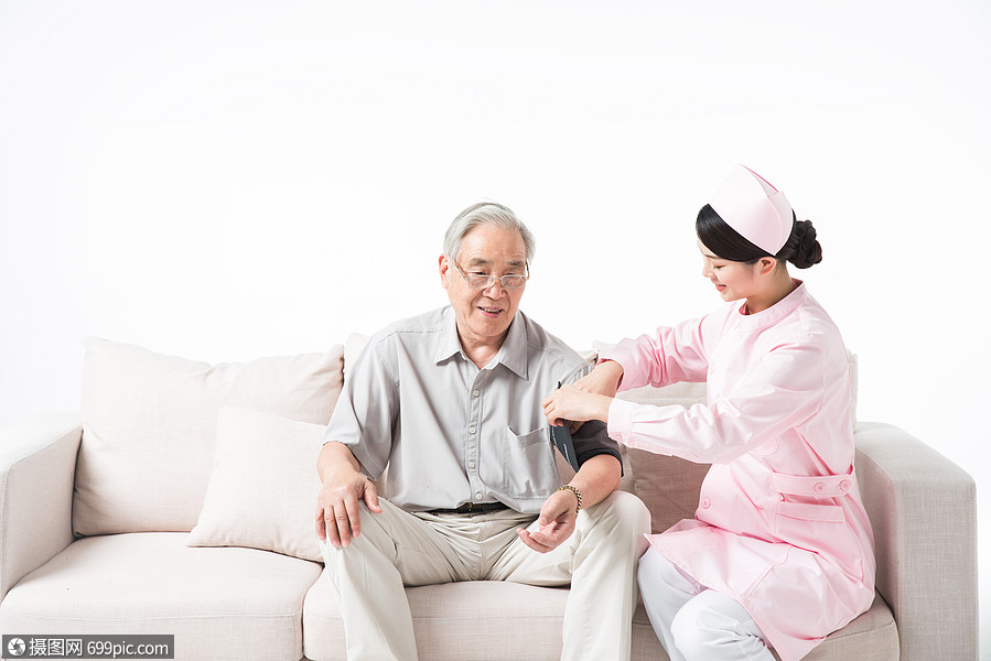 护士为老人测量血压