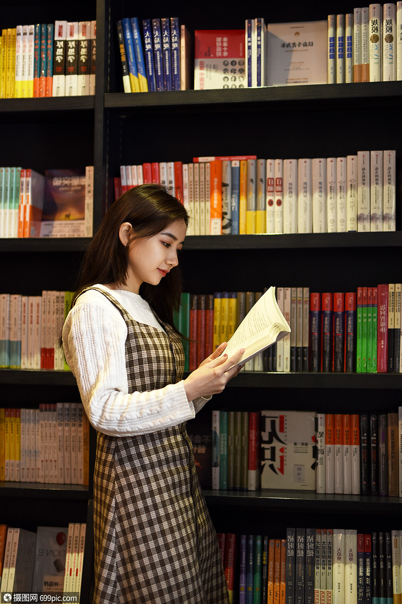 站着看书学习的女生