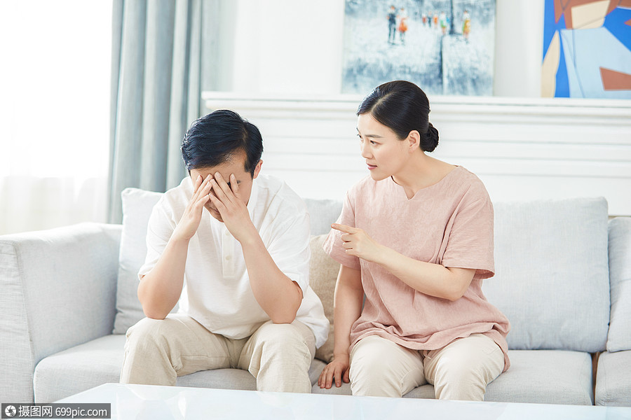中年夫妇吵架
