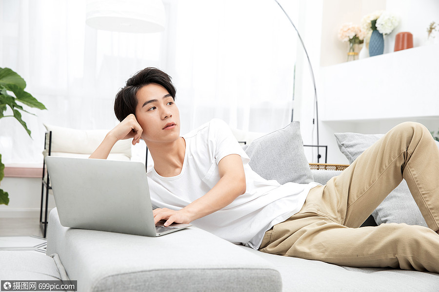 男青年在家工作轻松侧躺