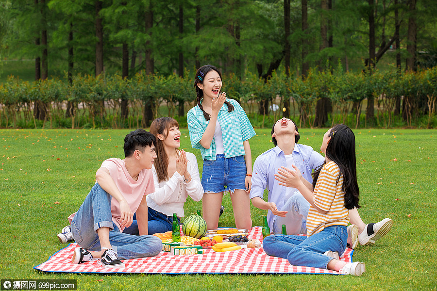 青年朋友聚会野餐