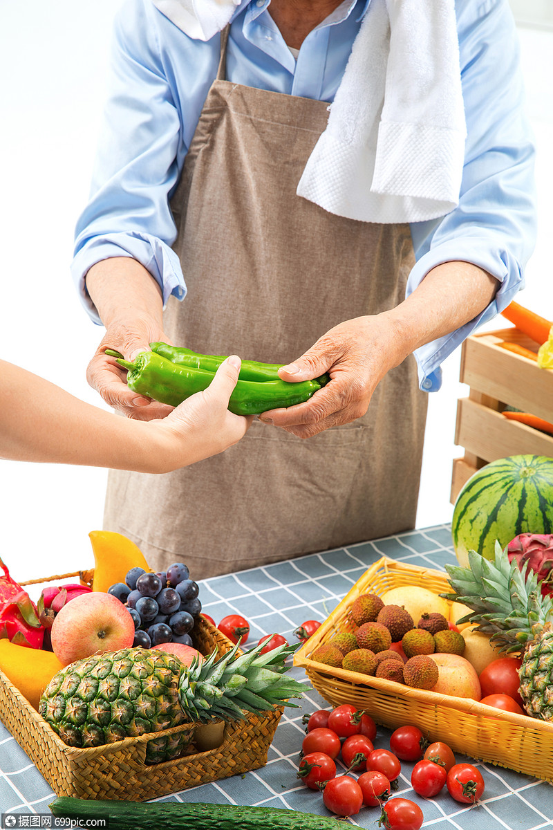 拿着水果蔬菜的双手