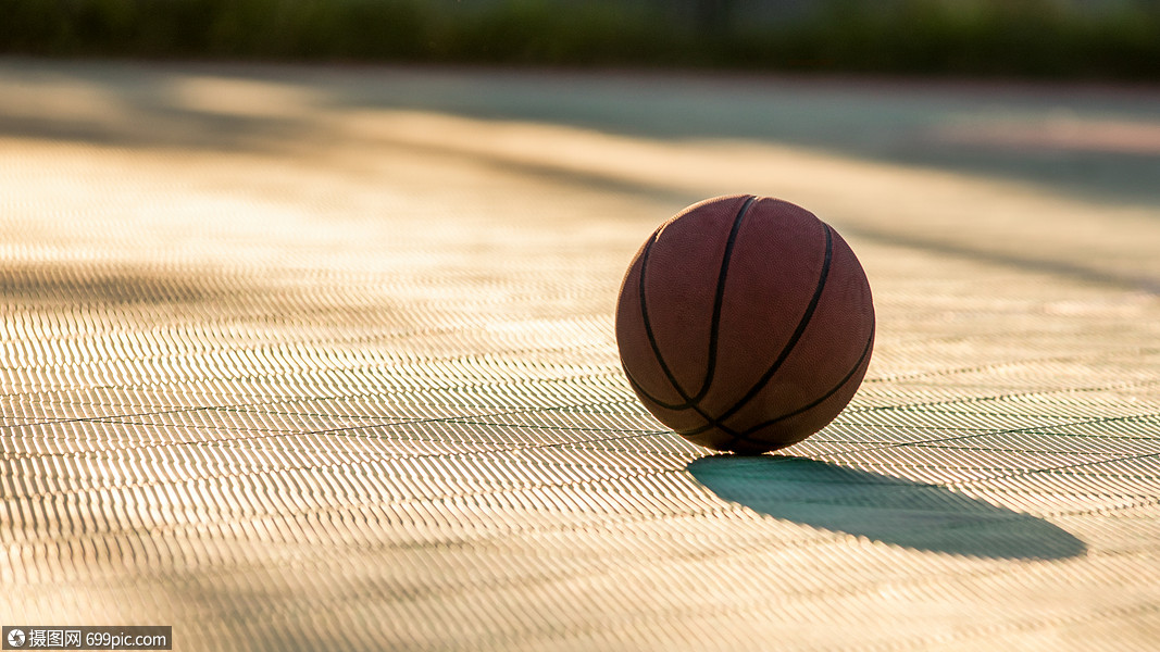 夕阳下的篮球