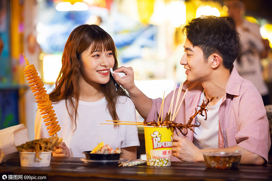 情侣小吃街吃小吃夜市路边摊
