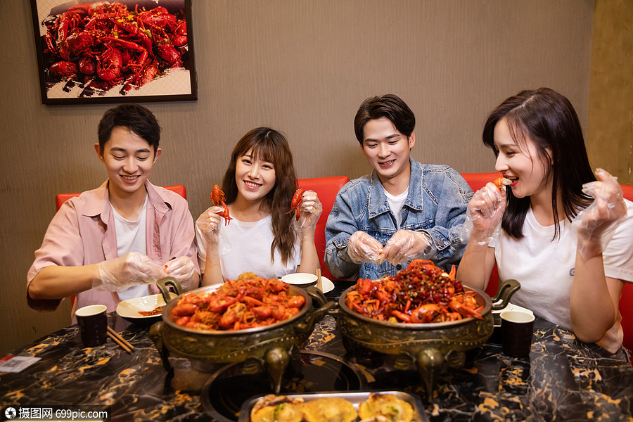 青年聚会吃小龙虾帅哥年轻人