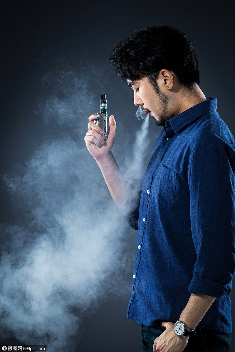 男士抽电子烟男人点烟