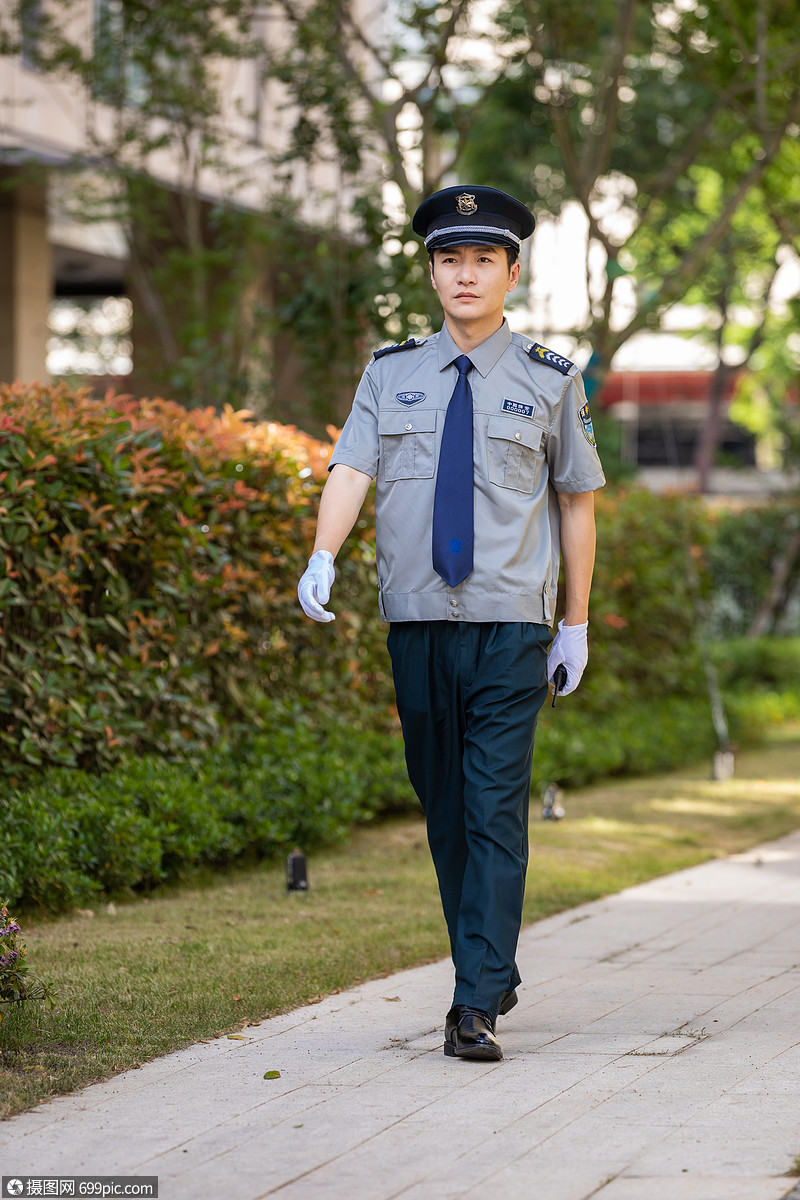 照片 职业形象 保安户外巡逻.jpg