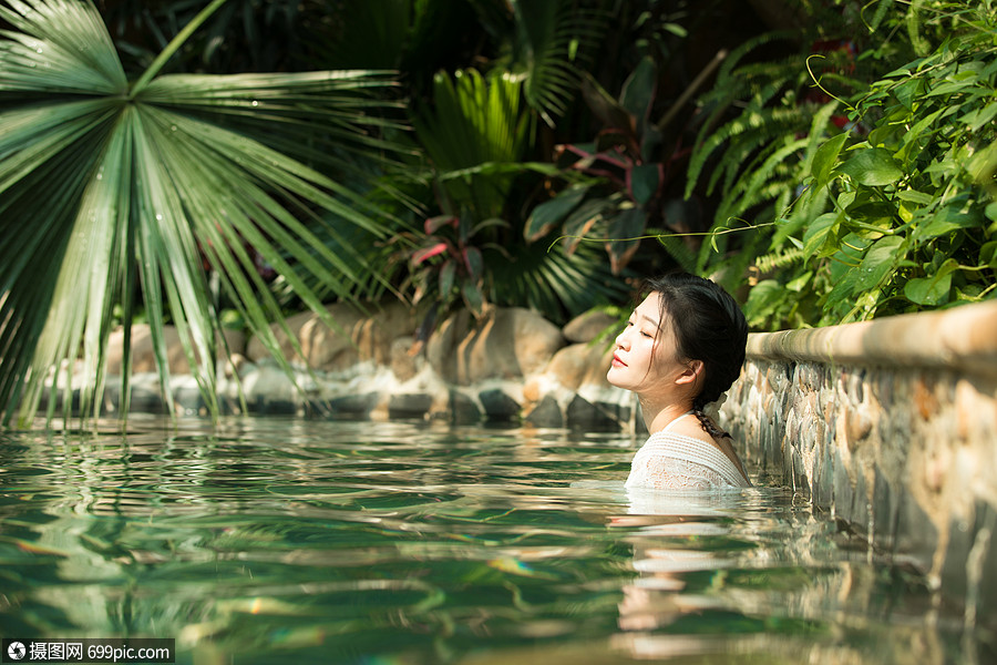 美女泡温泉