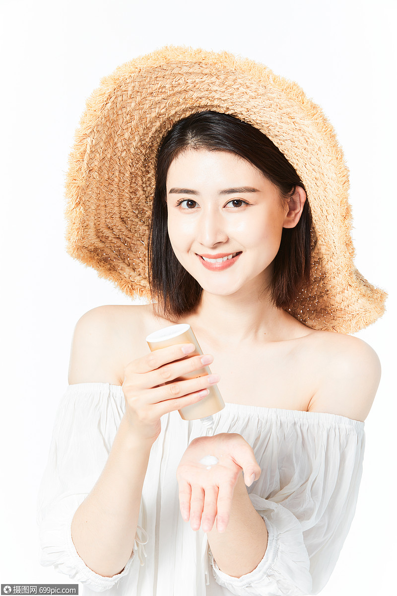 年轻美女涂防晒