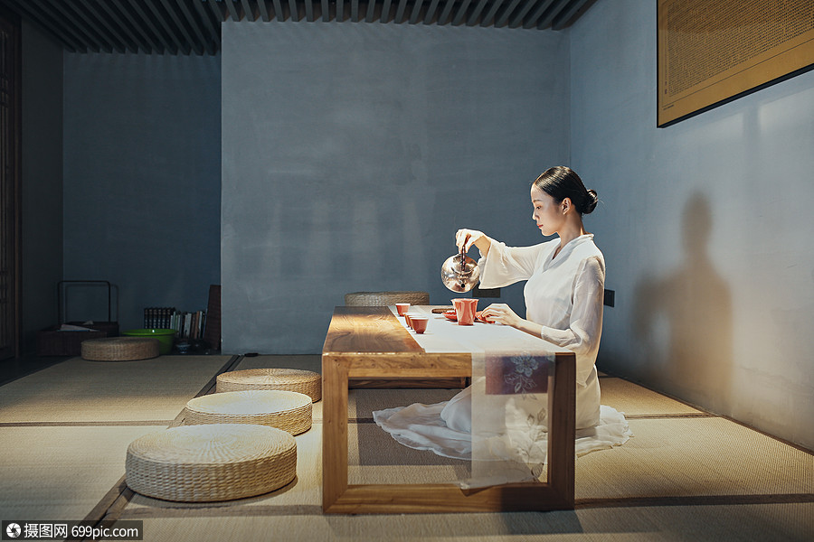 坐垫女茶艺师注水泡茶半身