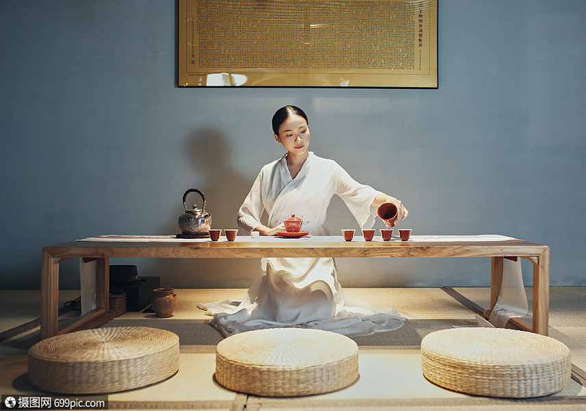 女性泡茶师倒茶