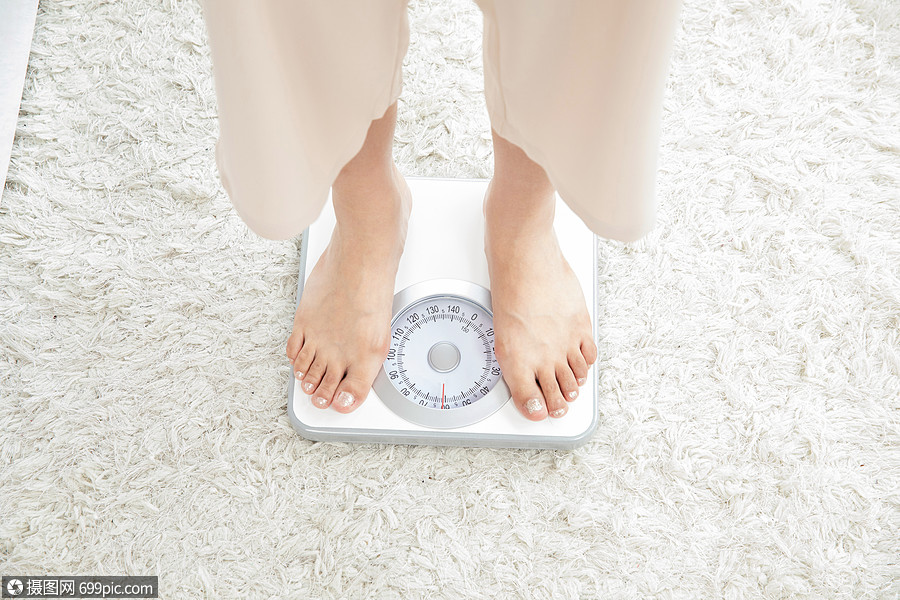 孕妇称体重秤称重图片