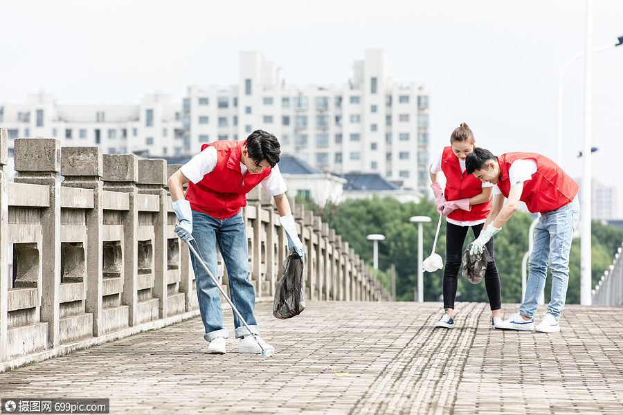 志愿者拾捡垃圾保护环境人物