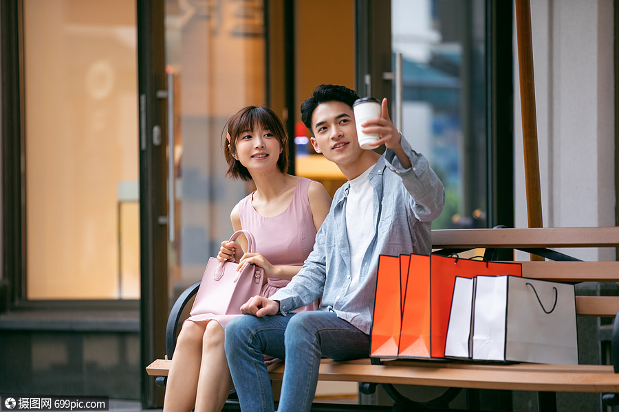 情侣约会逛街购物