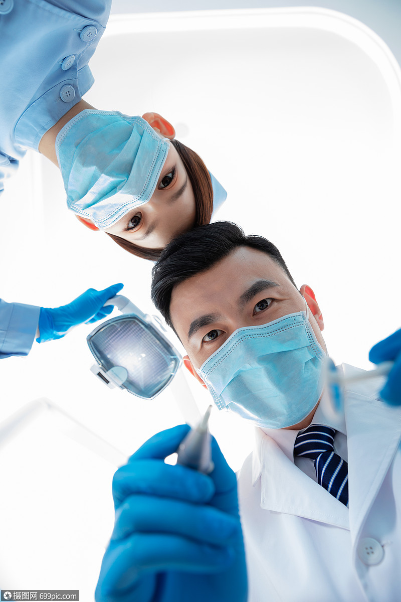 牙科医生做手术