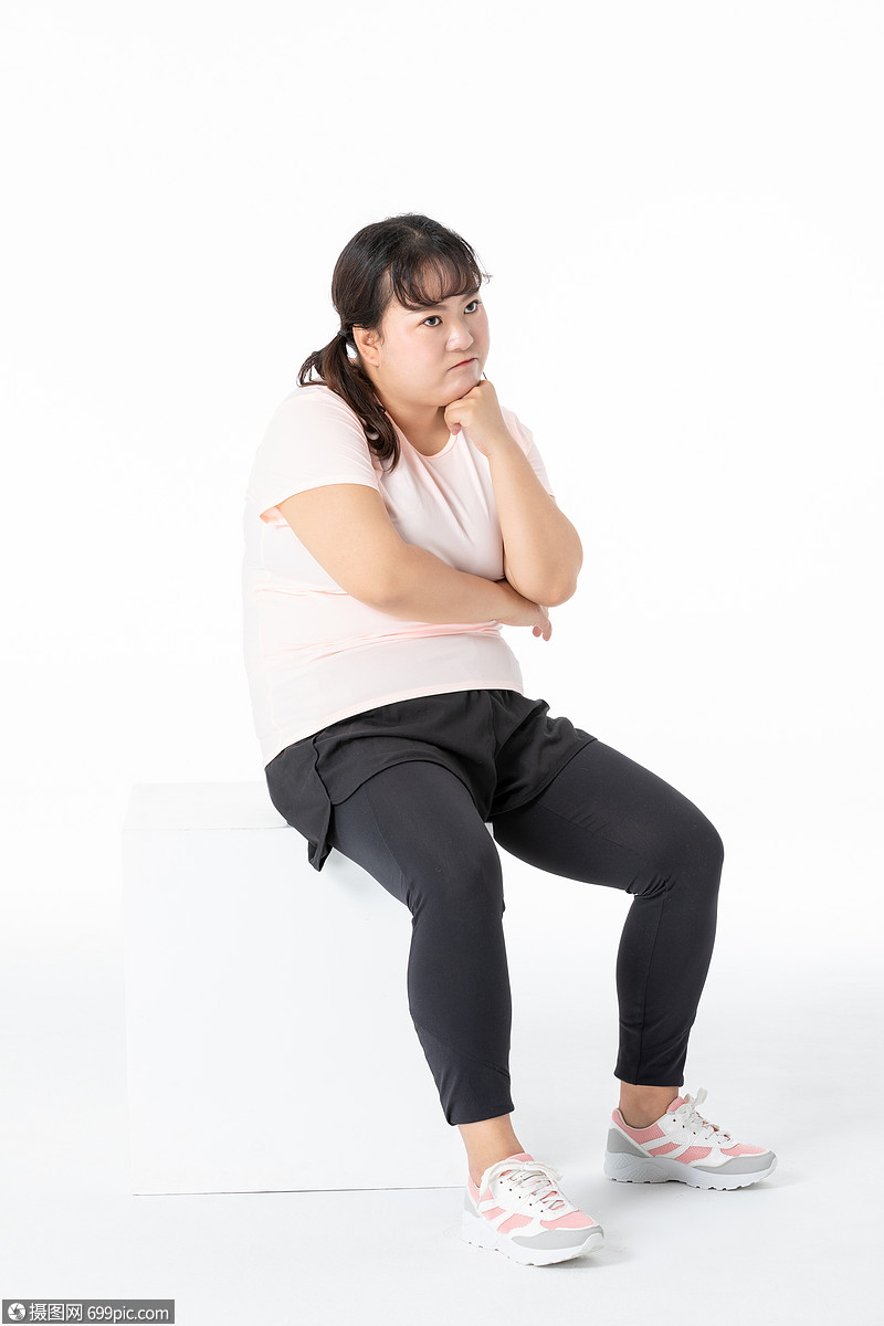 胖女孩坐着思考