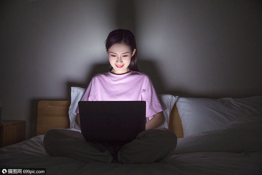 女性熬夜玩电脑美女人物