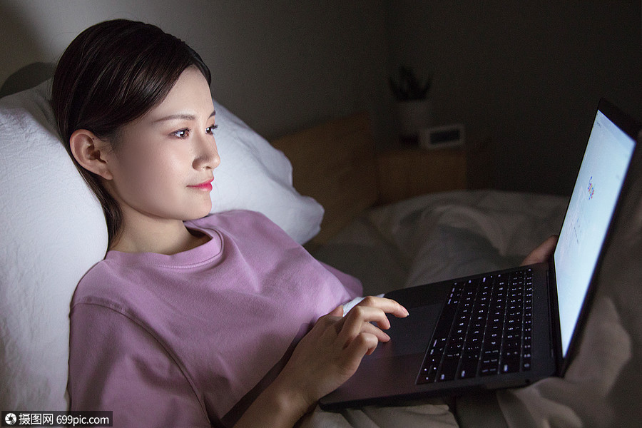 女性熬夜玩电脑深夜模特