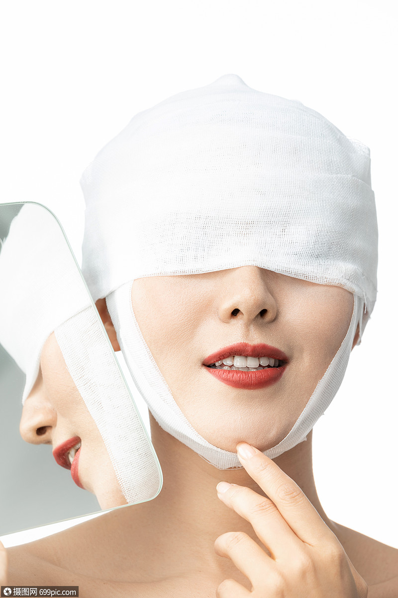 年轻女士眼部缠纱布