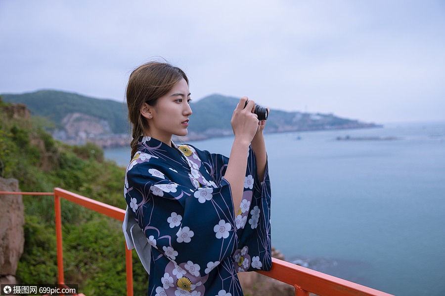 海边和服美女拍照