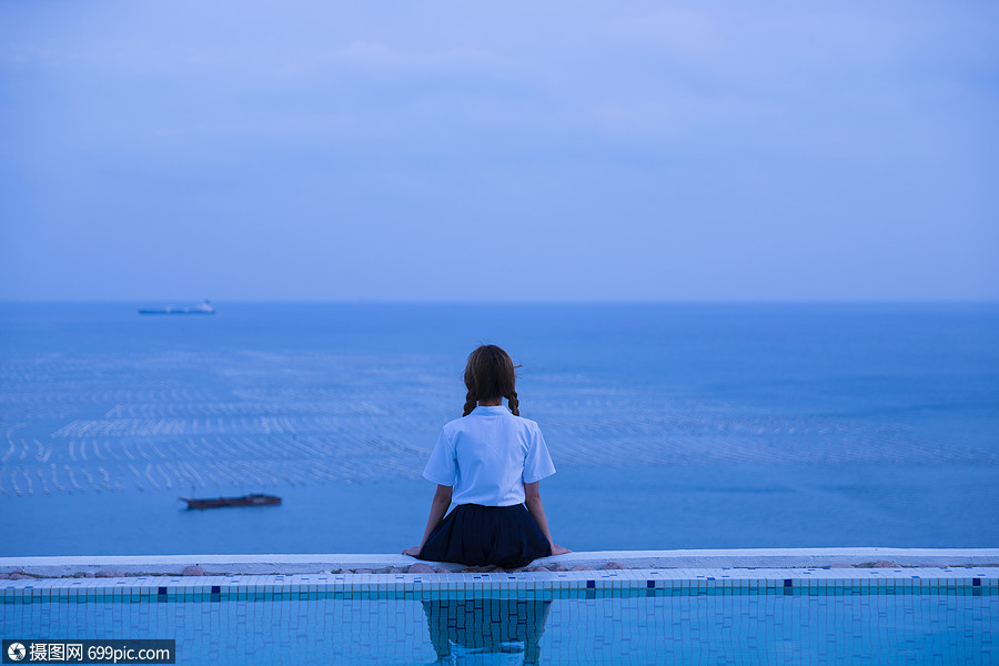 照片 人物情感 夏日黄昏泳池美女背影.jpg