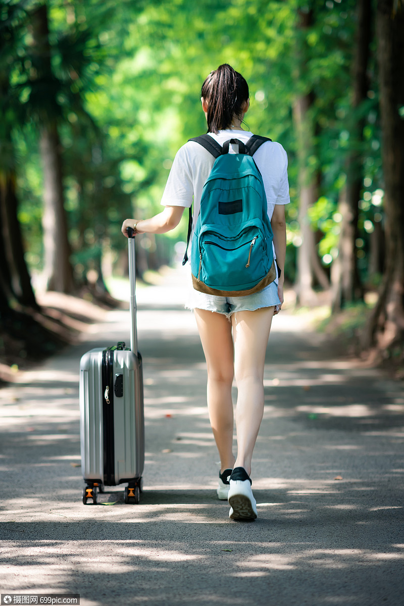 女孩拉拉杆箱背影