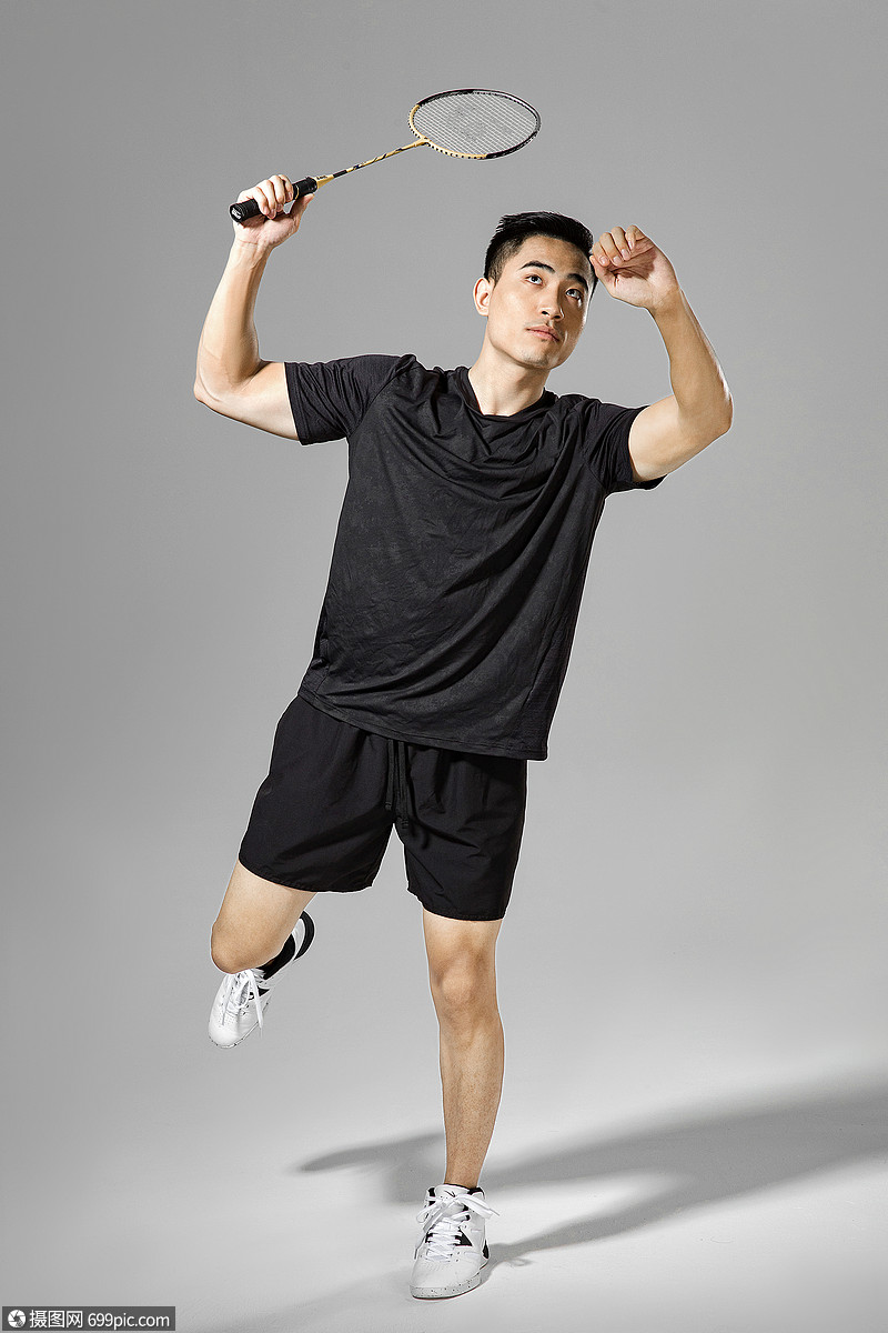 运动男性打羽毛球